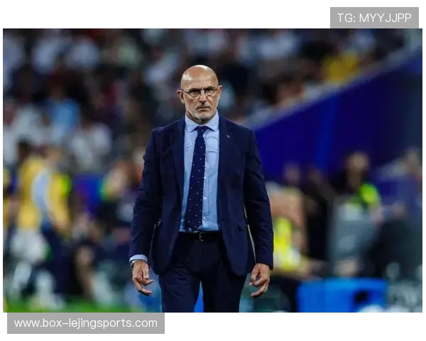 足球明星风采：聚焦球场背后的英雄魅力与独特个性展示